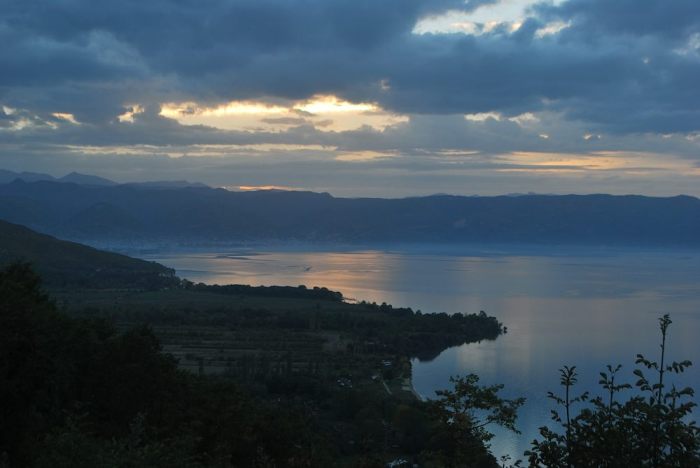 Il sole specchia il suo tramonto davanti le acque albanesi di Pogradec