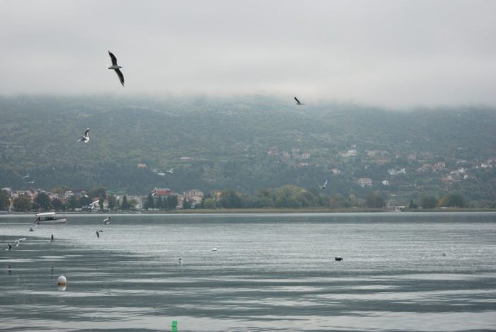 Acqua, terra e nuvole davanti alle sponde di Ohrid